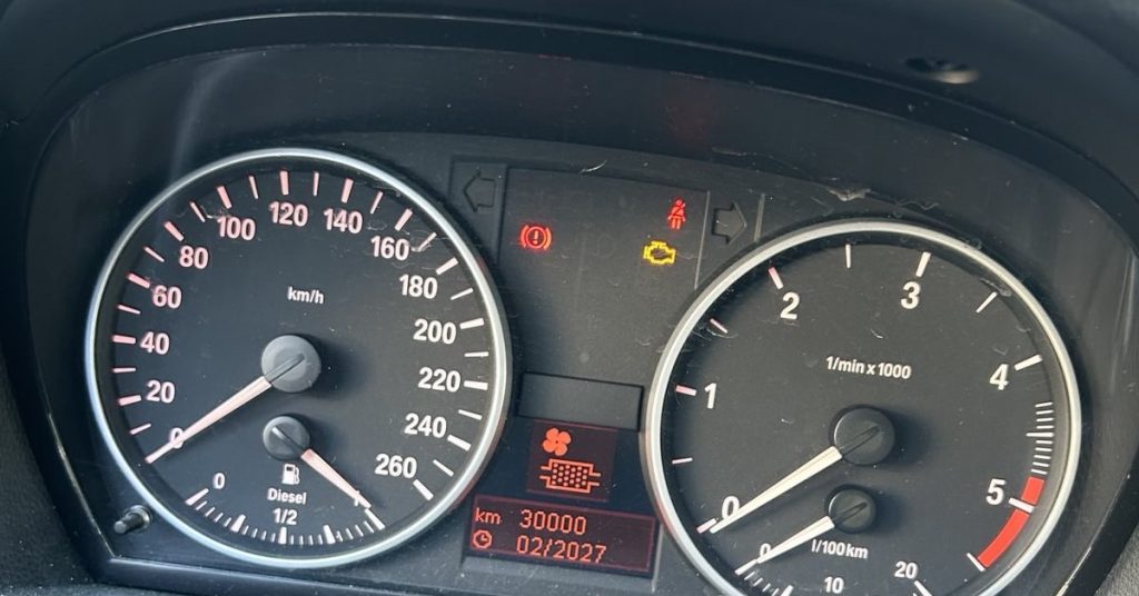 Trinn-for-trinn guide for manuell tilbakestilling av serviceintervall på BMW via odometer. Lær hvordan du enkelt resetter oljeskift, bremsevarsler og inspeksjonsmeldinger uten diagnoseverktøy. Perfekt for BMW-eiere fra 2005 og nyere.